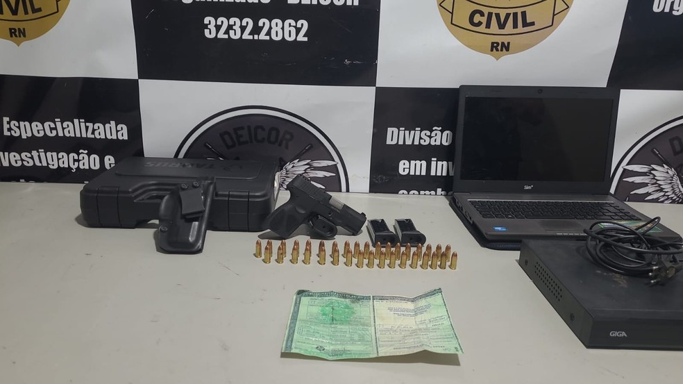 Arma apreendida pela Polícia Civil na casa do suspeito — Foto: Divulgação