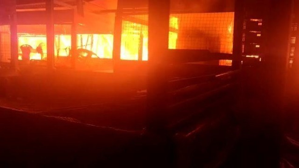 Incêndio destrói barracas do Mercado da Produção de Maceió — Foto: Reprodução/Vídeo