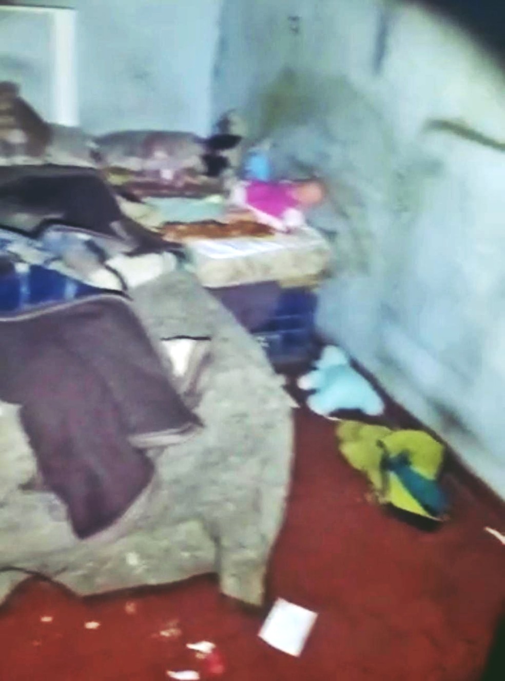 Muito lixo foi encontrado na residência do casal.  — Foto: ALCO/P5 - 43º BPM