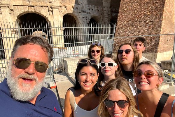 Russell Crowe no Coliseu, em Roma, na companhia dos filhos, da namorada e amigos (Foto: Twitter)