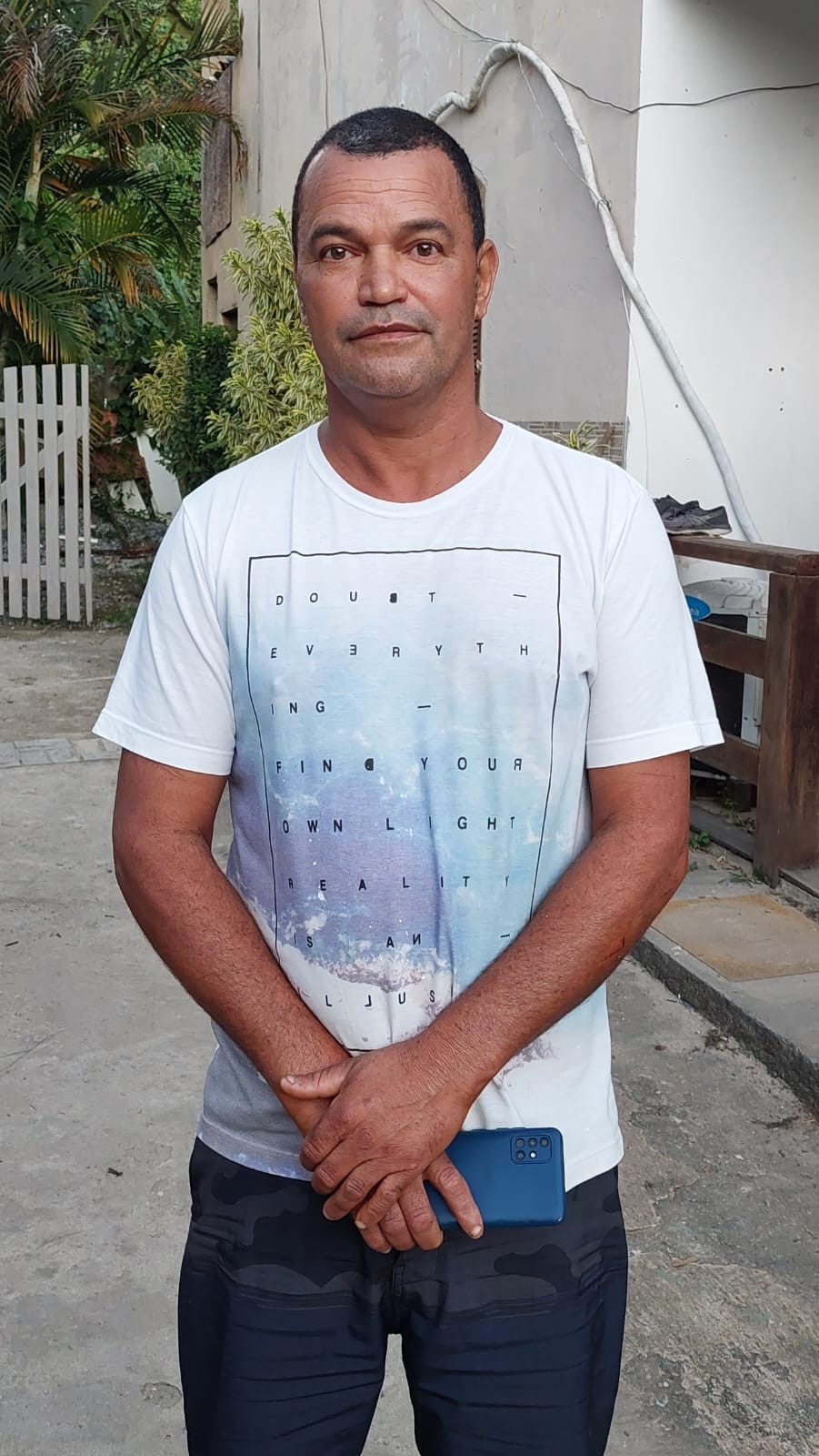 Jardineiro isolado por 5 dias em ilha no Rio conta que comeu limão e carvão para sobreviver 