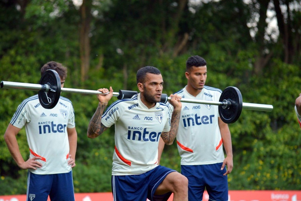 Daniel Alves em treino físico no São Paulo — Foto: São Paulo FC / divulgação