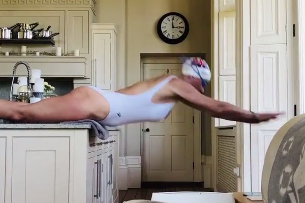 A medalhista olímpica Sharron Davies simulando a prática de natação na cozinha de casa (Foto: Twitter)