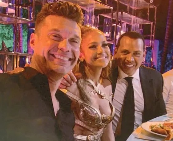 O apresentador de TV Ryan Seacrest na festa de aniversário da cantora Jennifer Lopez, ao lado da aniversariante e do noivo dela, o ex-jogador de beisebol Alex Rodriguez (Foto: Reprodução)