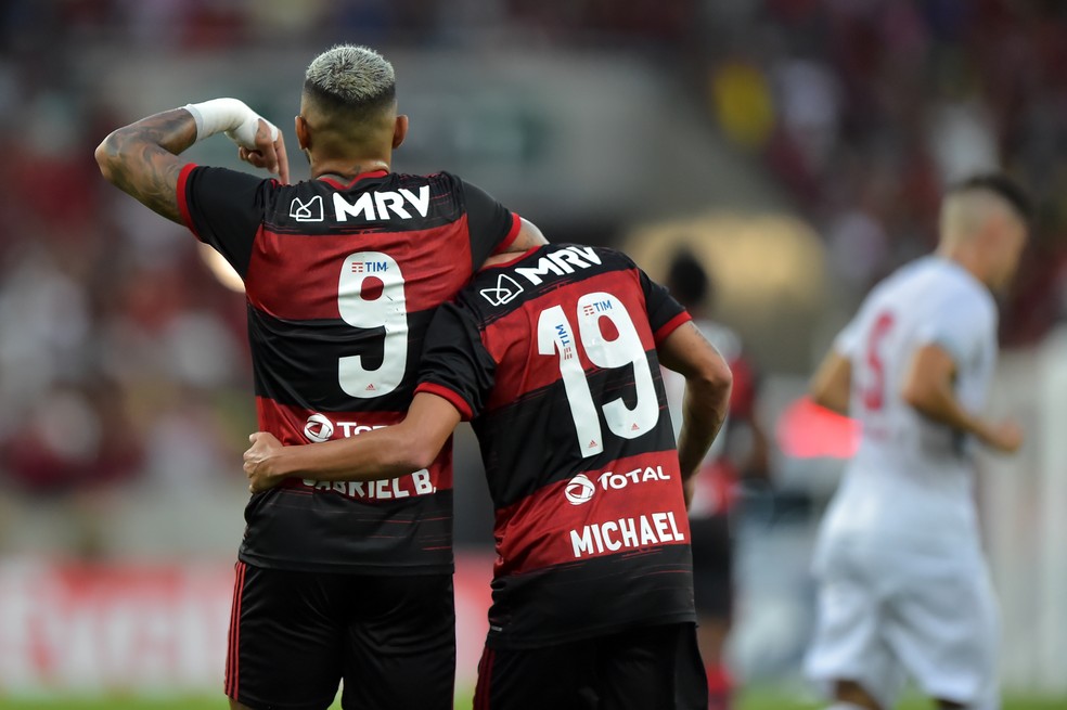 Gabigol e Michael foram estrelas da vitória — Foto: André Durão