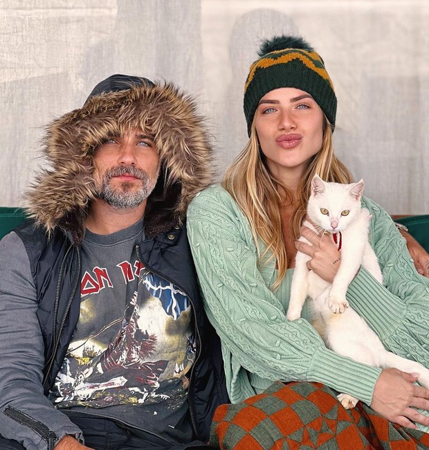 Bruno Gagliasso, Giovanna Ewbank e um dos gatos da família (Foto: Reprodução / Instagram)
