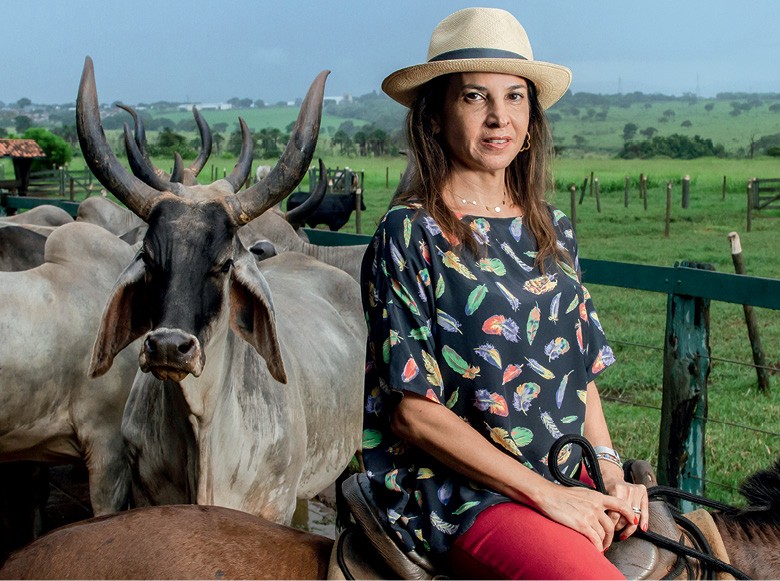 A fazendeira Ana Claudia Mendes usa a dupla aptidão do guzerá: carne e leite  (Foto: Rogerio Albuquerque)
