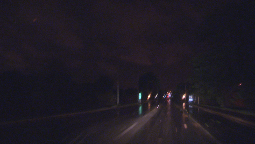 Pista na Asa Norte sem luz sob impacto da chuva acompanhada de ventos fortes (Foto: TV Globo/Reprodução)