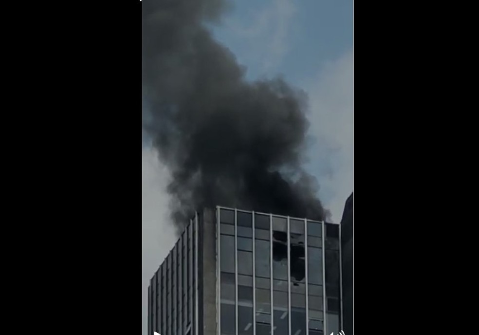 Fumaça preta no topo de prédio na Avenida Paulista nesta quarta-feira (24). — Foto: Arquivo pessoal