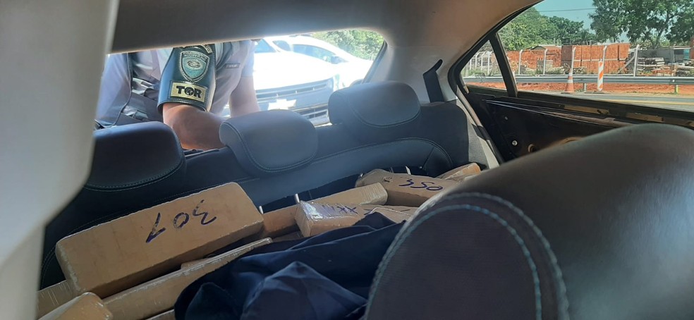 Polícia Rodoviária apreende vários tabletes de maconha dentro de porta-malas de carro em Marília — Foto: Polícia Rodoviária /Divulgação