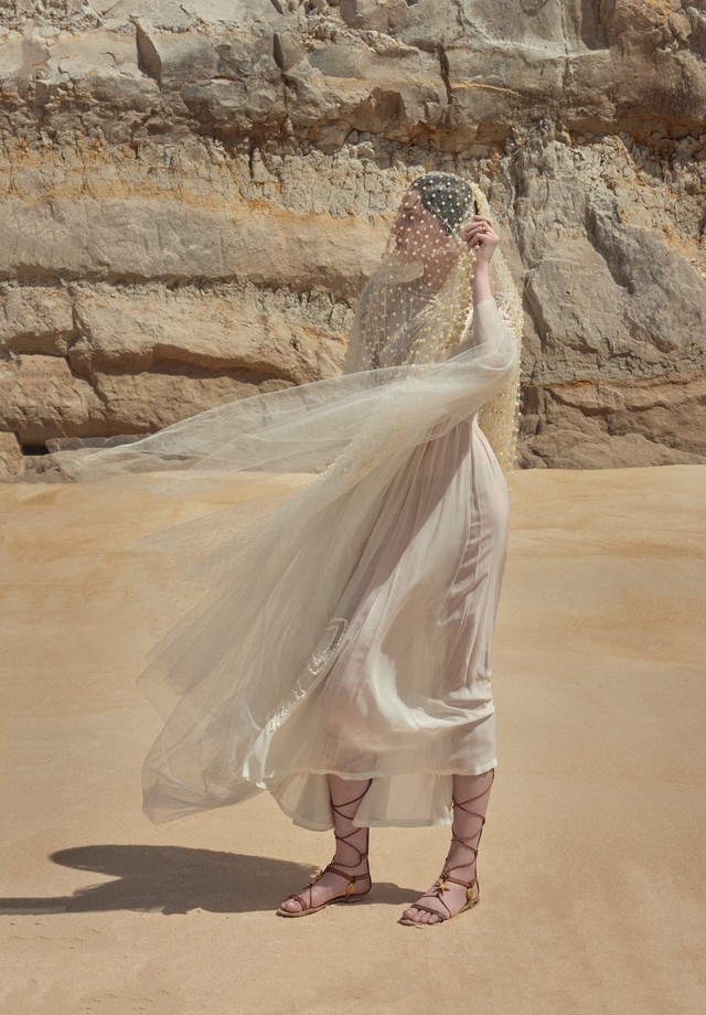 Vestido deve ser arejado e exposto ao sol periodicamente  (Foto: Zee Nunes/Arquivo Vogue)