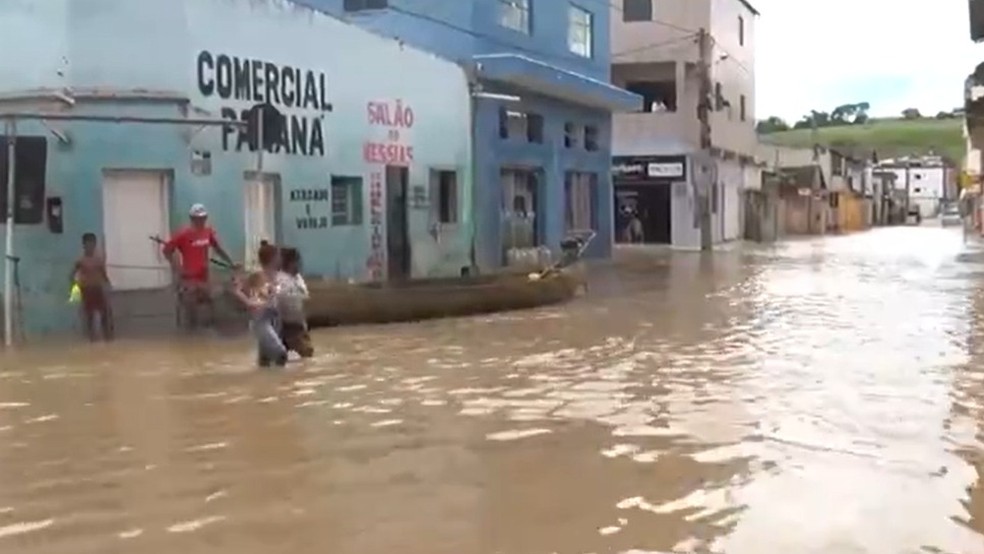 Chuva alaga ruas de moradores de Medeiros Neto, no sul da Bahia — Foto: Reprodução / TV Bahia