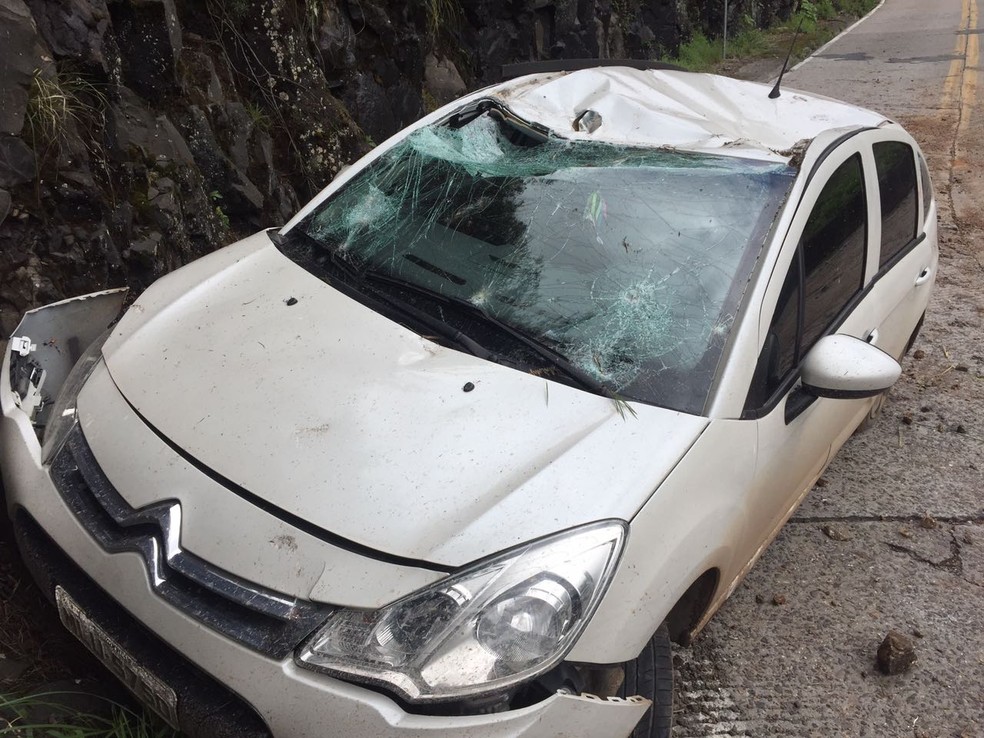 Carro danificado após deslizamento de pedras na Serra do Rio do Rastro em 2017 — Foto: Samuel Madeira/Portal Sul in Foco