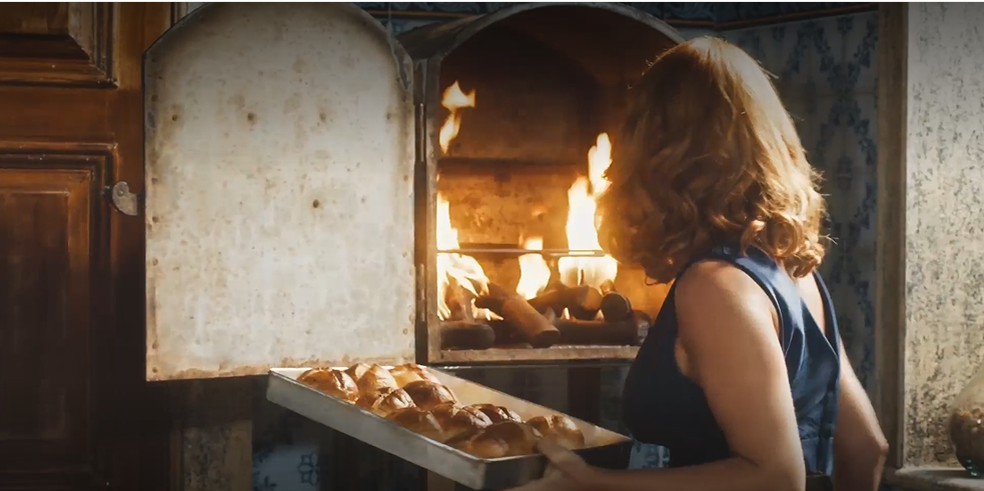 Em Amor Perfeito, Gilda (Mariana Ximenes) queima os pães de Santo Antonio e quase provoca um incêndio na Irmandade — Foto: TV Globo