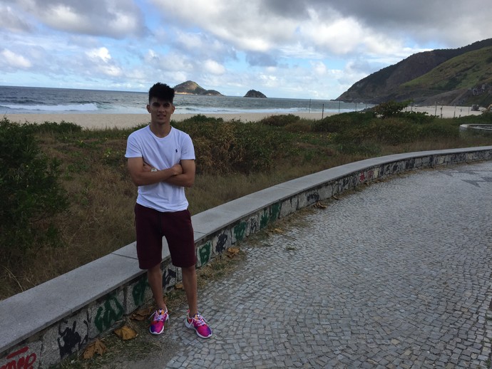 Francês ganha 3 kg e espera chance a dois meses do fim do contrato com Fla