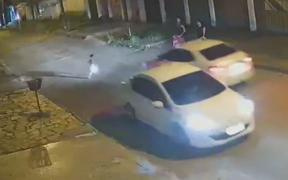 Criança é atropelada por carro ao atravessar rua em direção à mãe, em Anápolis, Goiás — Foto: Reprodução/TV Anhanguera 