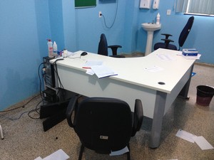 Mesa onde médica atendia foi alvo do ataque de violência da paciente (Foto: Ivanilson Tolentino/G1) Mesa onde médica atendia foi alvo do ataque de violência da paciente (Foto: Ivanilson Tolentino/G1)