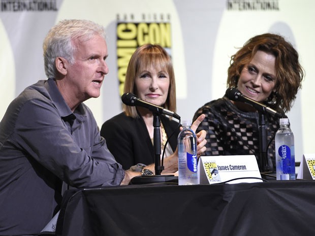 A partir da esquerda: o diretor James Cameron, a produtora Gale Anne Hurd e a atriz Sigourney Weaver durante o painel de 'Alien' na Comic-Con International: San Diego 2016, neste sábado (23) (Foto: Chris Pizzello/Invision/AP)
