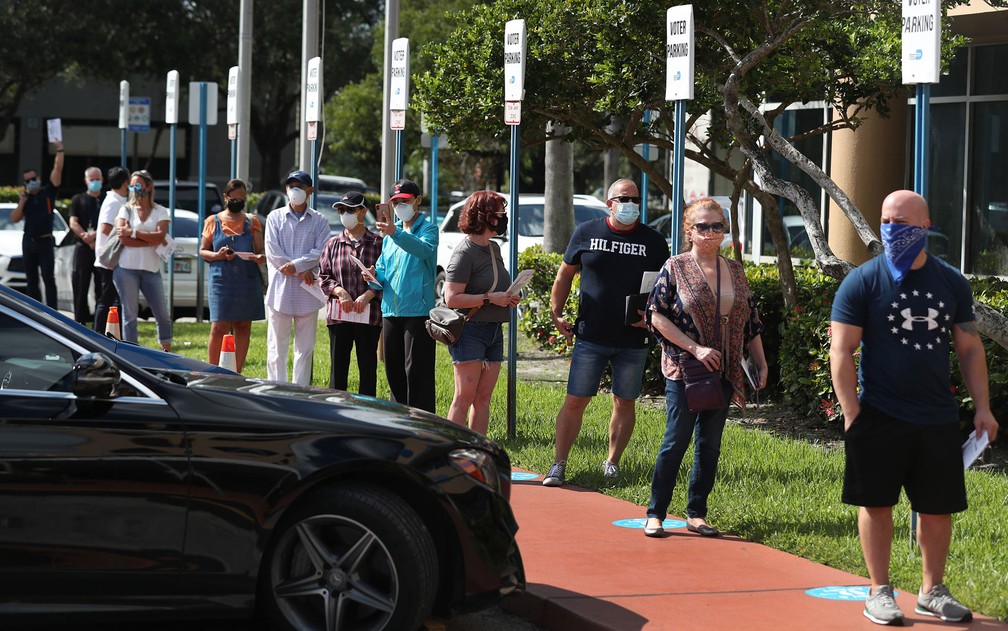 Eleitores aguardam em fila para votar em Doral, na Flórida, na quarta-feira (14) — Foto: Joe Raedle/Getty Images/AFP 