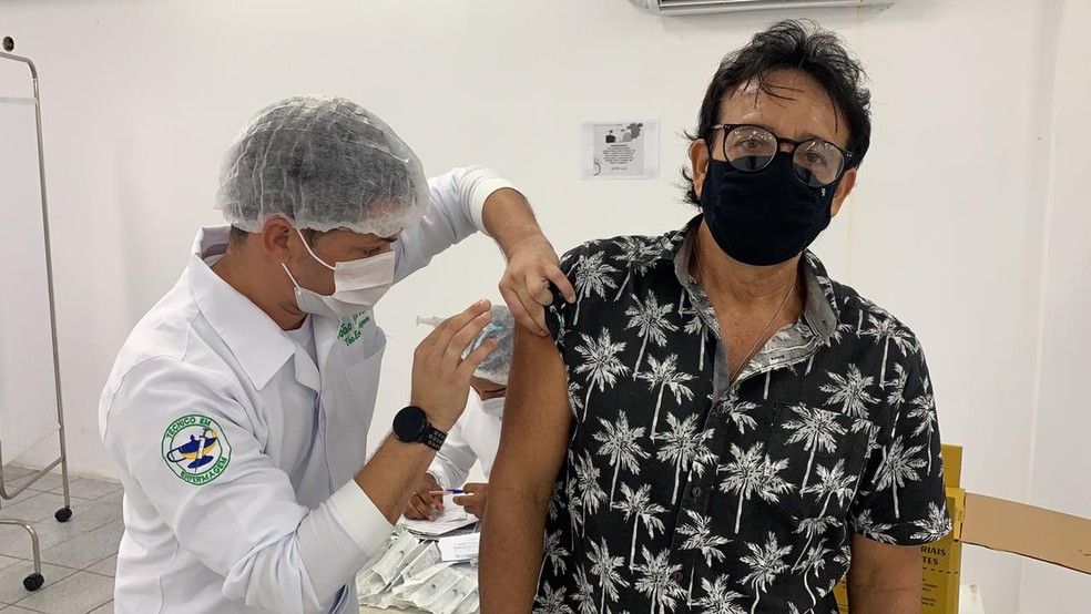 Ricardo Medeiros Batista, de 58 anos, é diabético e se vacinou nesta segunda (3) — Foto: Anna Alyne Cunha/Inter TV Cabugi
