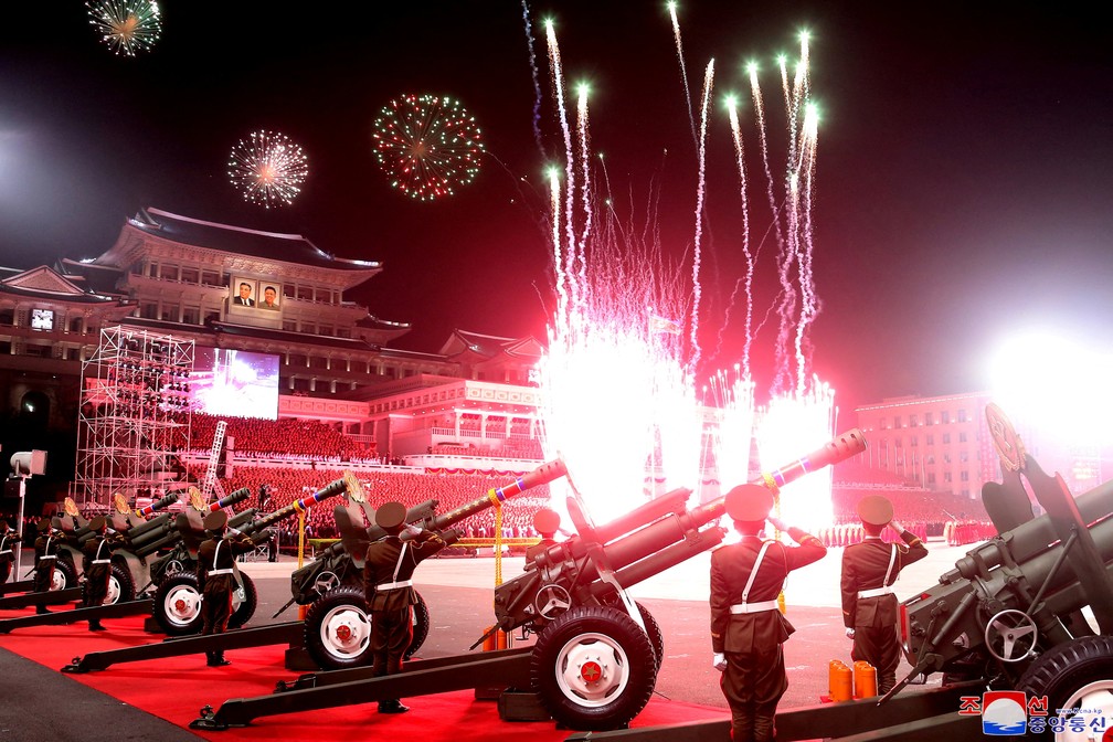 Desfile militar em Pyongyang na noite desta segunda (25) &mdash; Foto: KCNA via Reuters