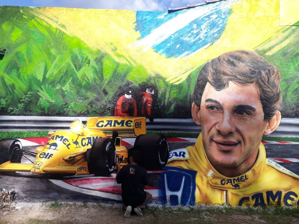 Artista fez pintura do piloto Ayrton Senna em praça de Pinhais. — Foto: Arquivo pessoal