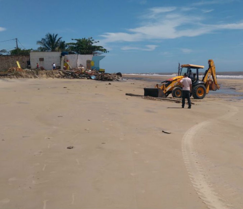 Agentes da secretaria de infraestrurura estiveram no local onde o muri da cas foi atingido pelo mar para recolher os entulhos e fazer barricadas  (Foto: Divulgação/Secretaria de Meio Ambiente de Belmonte)