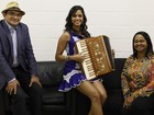 Nos bastidores do The Voice, Lucy Alves canta e toca sanfona ao lado da família