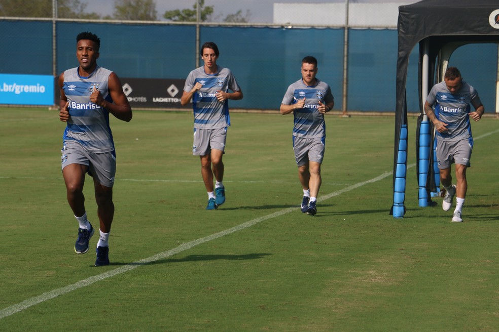Cortez, Geromel, Ramiro e Everton correm no treino (Foto: Eduardo Moura)