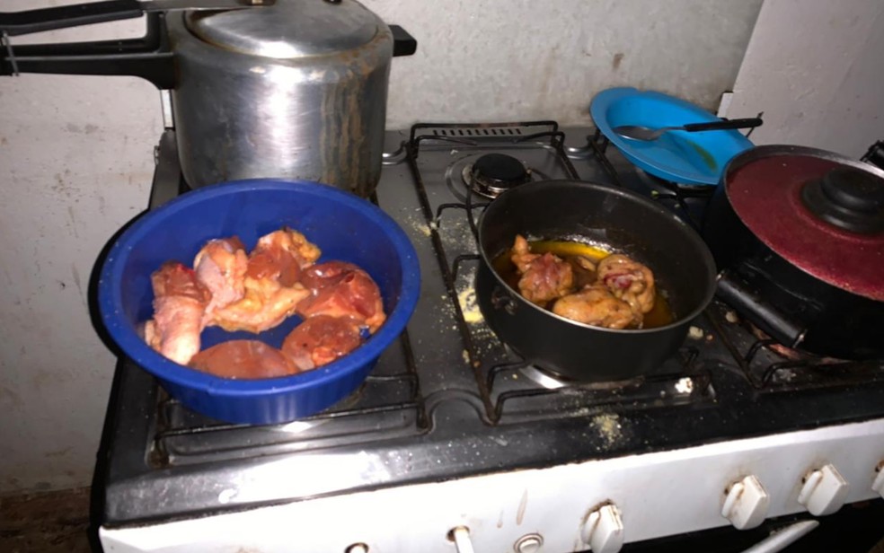 Fogão com comida por fazer  — Foto: Divulgação/PCGO
