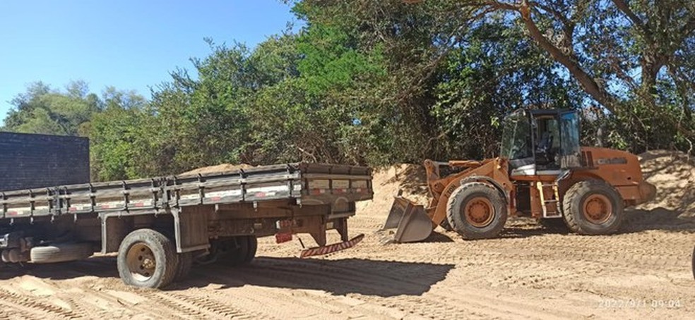 PRF flagrou um grupo realizado a extração ilegal de areia na comunidade de Ipueira dos Gomes. — Foto: PRF/Divulgação
