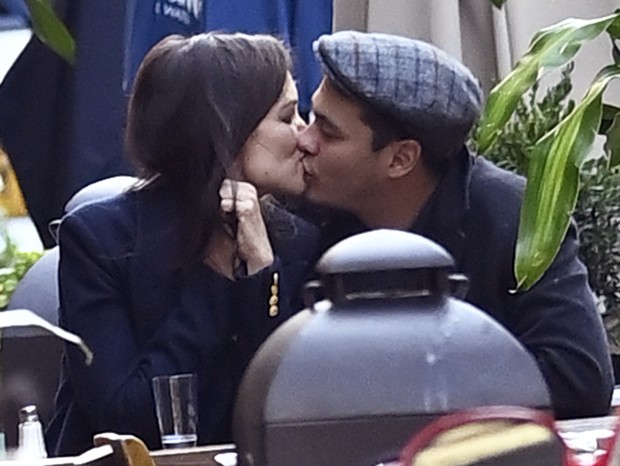 Photo Â© 2020 Splash News/The Grosby GroupKatie Holmes shares a kiss with her boyfriend Emilio Vitolo Jr while out having diner in New York City (Foto: Splash News/The Grosby Group)