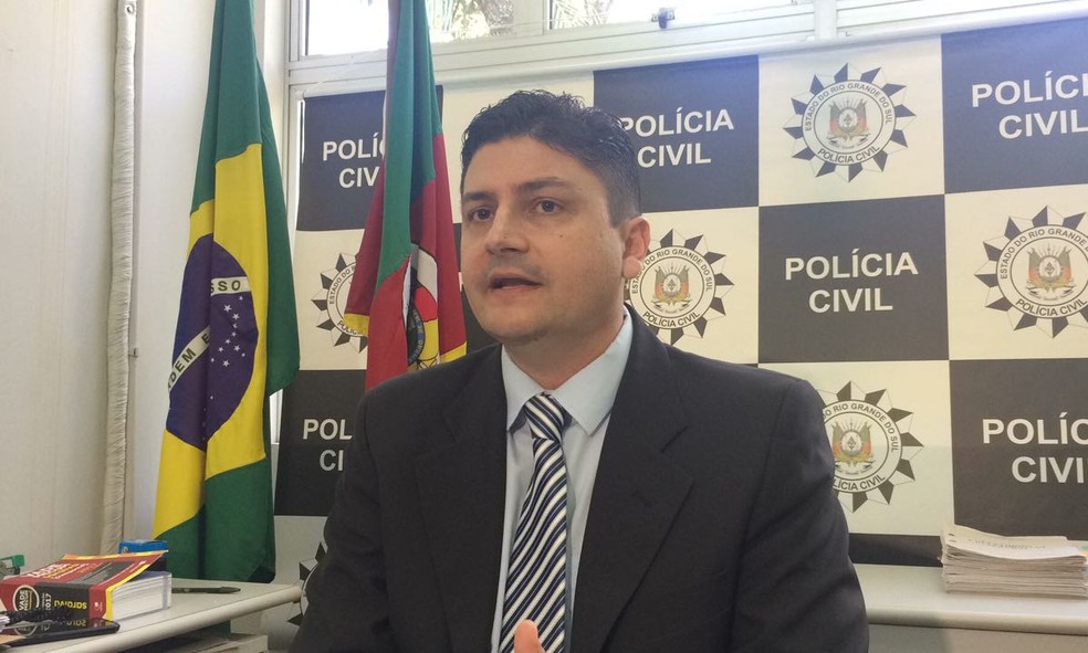 Delegado Rogério afirmou, em entrevista coletiva, que as pessoas presas no caso são inocentes  (Foto: Luã Hernandez/G1 RS )