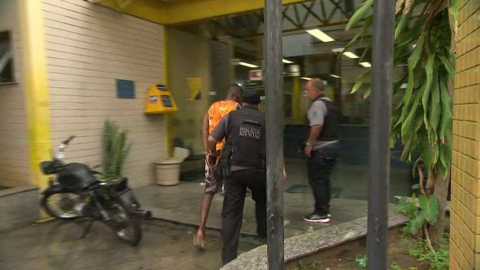 Homem com mandado de prisão por roubo e tráfico de drogas foi o primeiro preso da ação (Foto: Reprodução/ TV Globo)