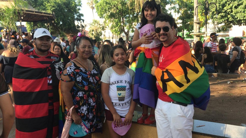 Professor Reginaldo Araújo (com a bandeira LGBT) foi na Parada da Diversidade acompanhado do sobrinho, da mãe e das filhas — Foto: Nathália Okde/G1