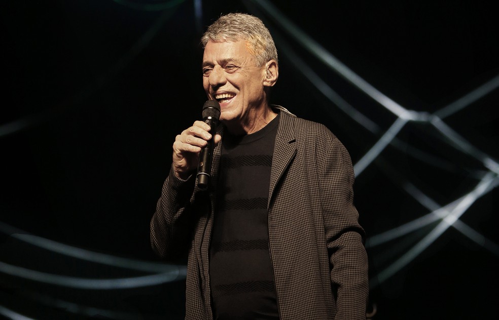 Antiquário é condenado a pagar R$ 100 mil a Chico Buarque 