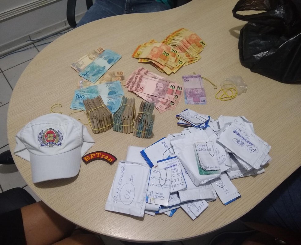 Homens são presos com grande quantia em dinheiro e 48 cartões bancários em agência no bairro do Pinheiro, em Maceió — Foto: Divulgação/BPTran
