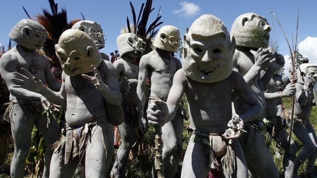 Em Papua-Nova Guiné, na Oceania, há habitantes cujo DNA provém em cerca de 5% de antepassados denisovanos (Foto: GETTY IMAGES/BBC)