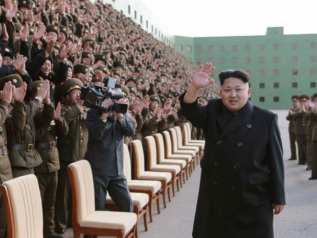 O líder da Coreia do Norte, Kim Jong Un, participa de uma sessão de fotos com participantes de uma reunião entre comandantes do Exército do Povo (KPA) e instrutores políticos em Pyongyang. Foto sem data liberada pela Agência de Notícias da Coréia do Norte (Foto: KCNA/Reuters)