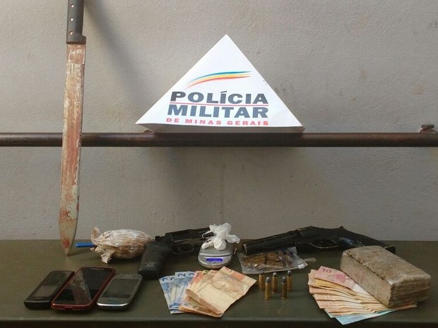 Material apreendido durante a ação conjunta da polícia de Minas Geraie e Goiás (Foto: Polícia Militar/Divulgação)