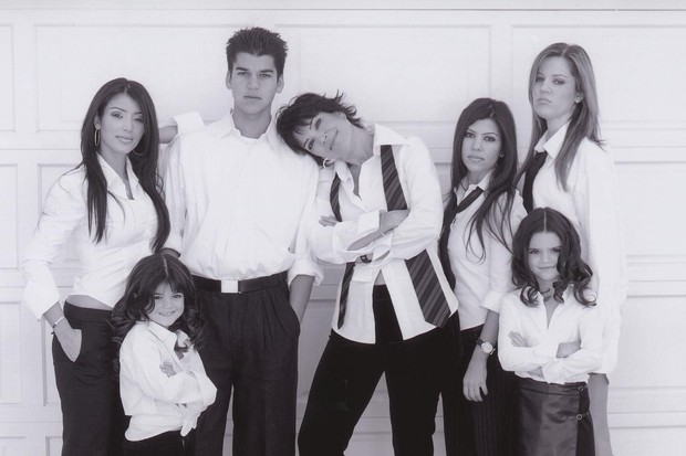 Kris Jenner ao lado dos filhos Kim, Kourtney, Kylie, Khloé, Kendall e Rob (Foto: Reprodução / Instagram)