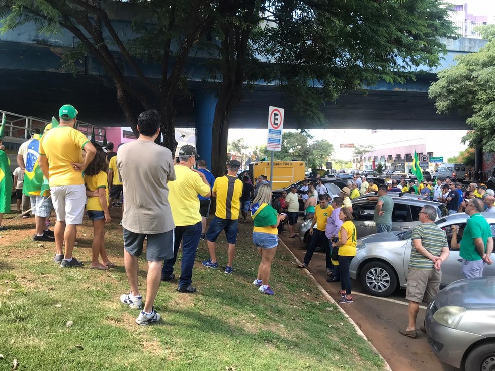 Manifestantes em ato pró-governo em Jundiaí — Foto: Vinicius Whitehead/TV TEM