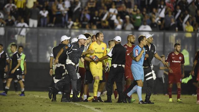 Igor Junio Benevenuto deixou o gramado pressionado pelos jogadores do Inter