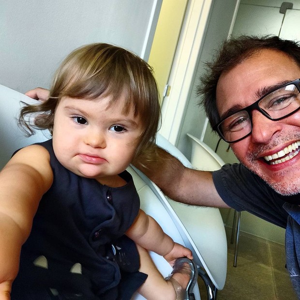 Thyrso Mattos com a filha mais velha, Maria, em dia de fono (Foto: Reprodução/Instagram)