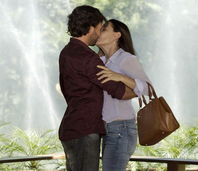 O casal #Penrique se entrega a um beijão (Foto: TV Globo)
