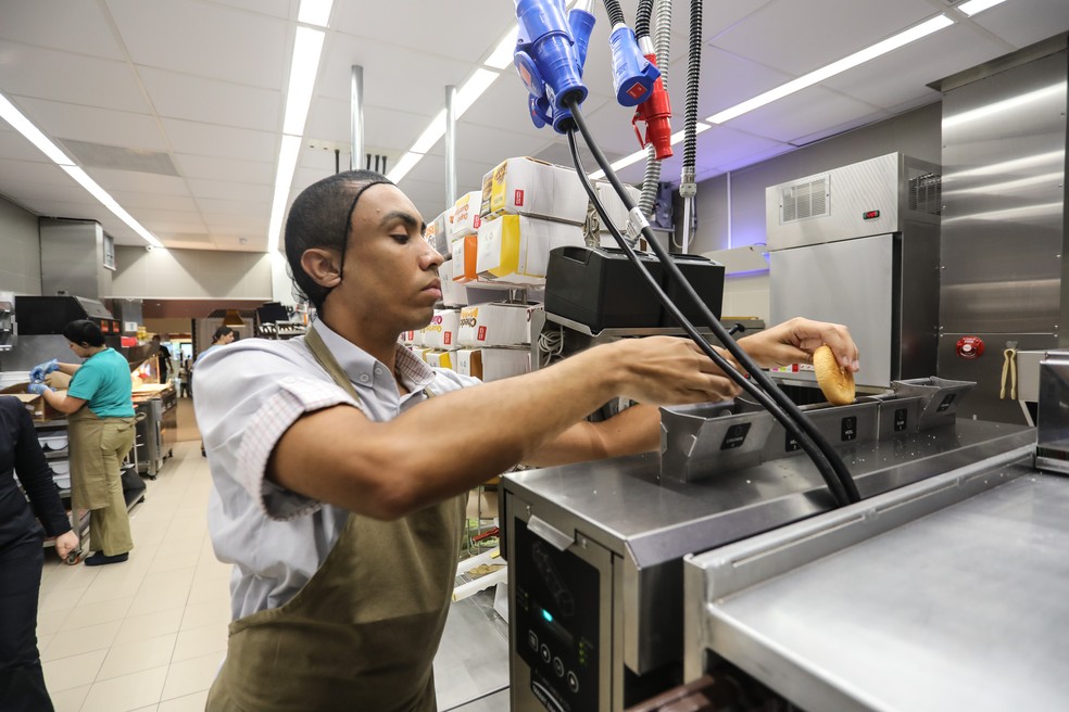 Funcionário do McDonald's tosta pão para montar sanduíche (Foto: Fábio Tito/G1)