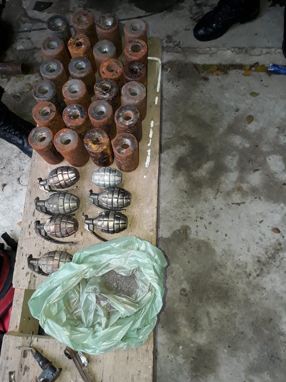 Parte do material apreendido na casa em Irajá (Foto: Reprodução)