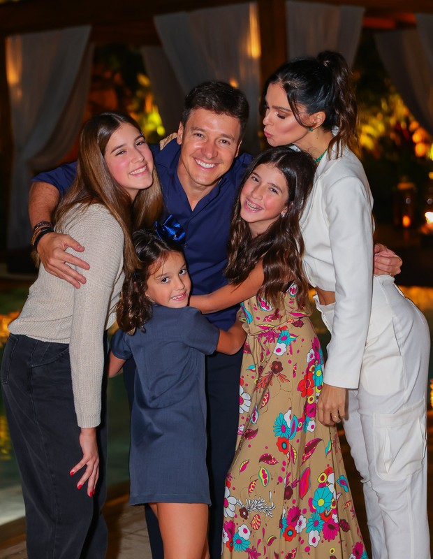 Rodrigo Faro e Vera Viel com as filhas Clara, Maria e Helena (Foto: Manuela Scarpa/Brazil News)