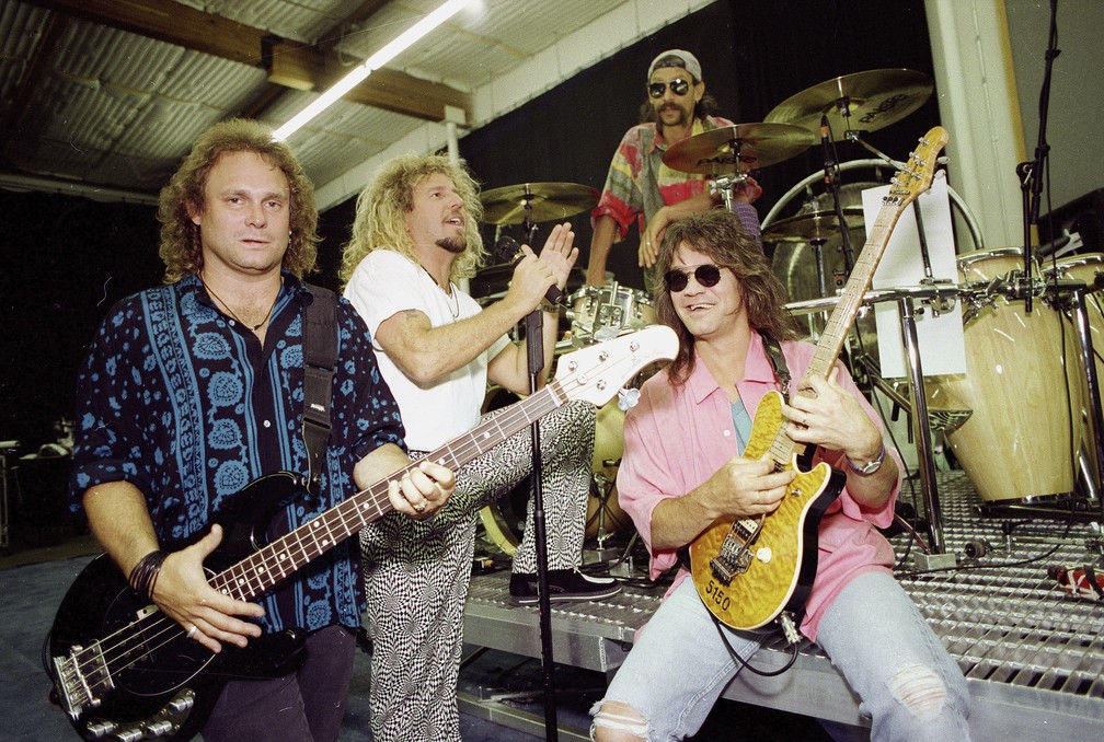Anthony, Sammy Hagar, Alex Van Halen e Eddie Van Halen, em foto de janeiro de 1993, em Los Angeles — Foto: Kevork Djansezian/AP/Arquivo