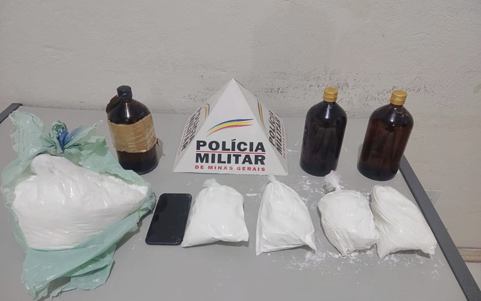 Homem é preso com 5 kg de cocaína após tentar fugir da polícia e bater carro em poste em Itajubá, MG — Foto: Polícia Militar